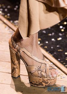 Platform kasut dengan cetakan ular - fesyen 2019-2020