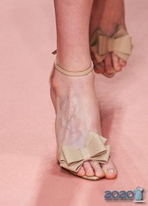 Shoes with bows for the fall-winter 2019-2020 season