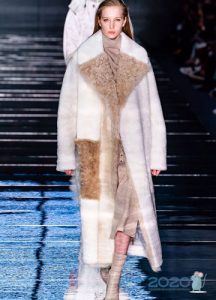 Manteau long en peau de mouton blanche automne-hiver 2019-2020