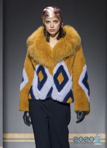 Geacă de blană la modă cu un model de iarnă 2019-2020