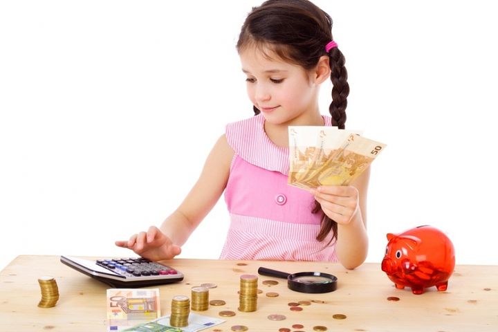 Criança conta dinheiro