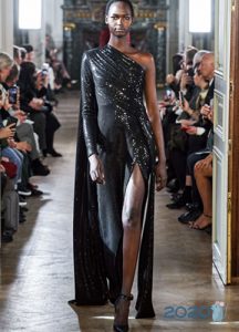 Elie Saab φόρεμα με μια υψηλή σχισμή το χειμώνα 2019-2020