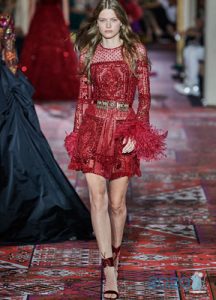 Kollu kırmızı tüylü elbise Zuhair Murad sonbahar-kış 2019-2020