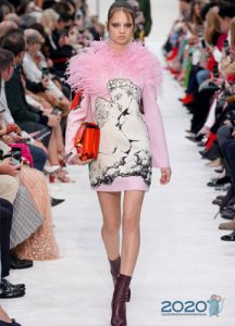 Valentino kış 2019-2020'den kısa gece elbisesi