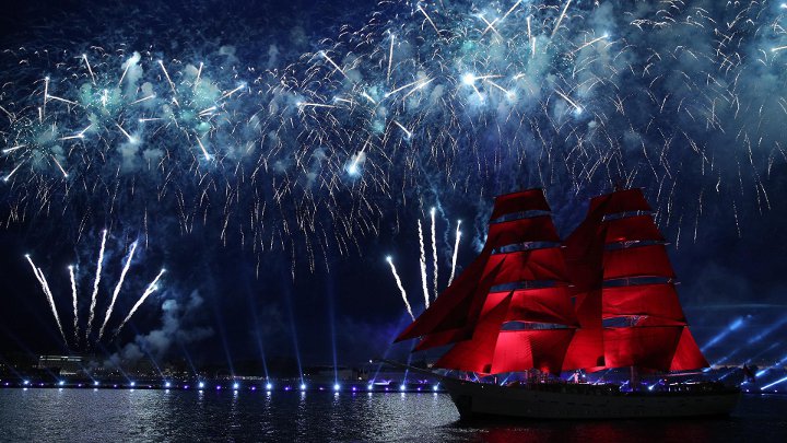 Schiff mit roten Segeln auf dem Hintergrund eines Feuerwerks