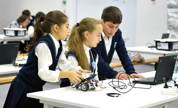 Okul konularını öğretmek için yenilikçi teknoloji