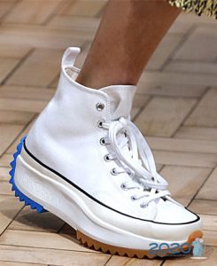 Trendy witte sneakers 2020