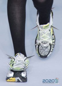 أحذية رياضية مخططة عصرية خريف شتاء 2019-2020 مع المسامير