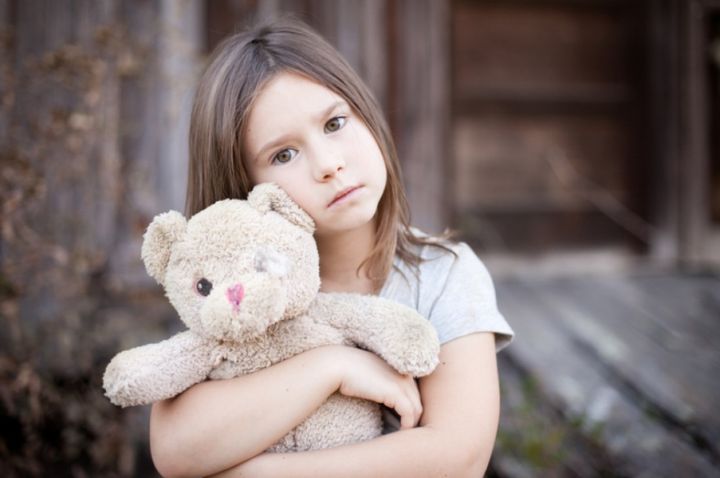 Fetiță tristă cu un ursuleț