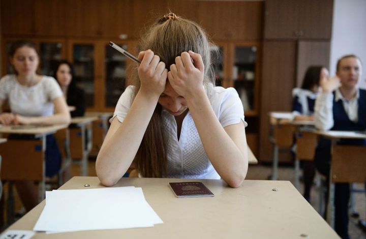 Vidurinės mokyklos moksleivis perlaikydamas egzaminą