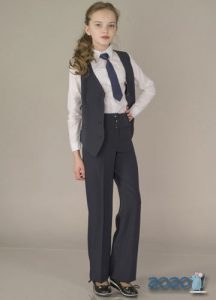 Divdaļīgs uzvalks meitenēm - skolas mode 2020