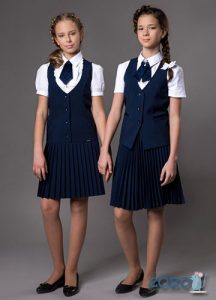Oblek dva dívce ve škole do roku 2020