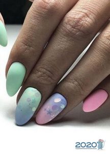 Design delle unghie alla moda con ombre per il 2020