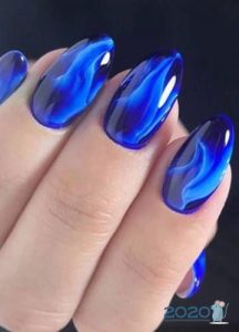 Modny niebieski manicure jesień-zima 2019-2020