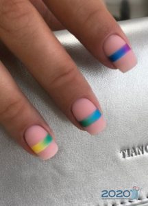 Rayas brillantes - diseño de uñas para 2020