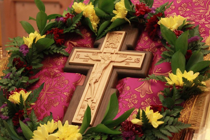 Šventasis kryžius, apsuptas gėlėmis