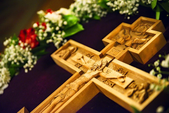 Pyhä Risti, jota ympäröivät kukat