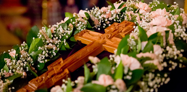 Holy Cross omgiven av blommor