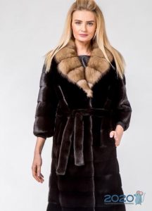 Mink frakke med en kontrastkrave - mode i 2020
