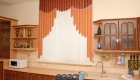 Vertikālās žalūzijas - moderns virtuves logu dekors