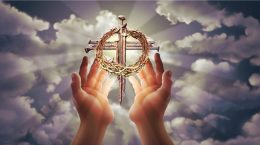 creu, corona de jesus a les mans