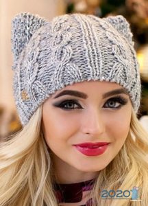 Cappello lavorato a maglia alla moda con orecchie per l'inverno 2019-2020