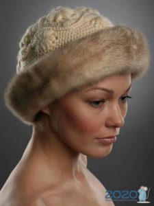 Кремни плетени шешир с крзном за зиму 2019-2020
