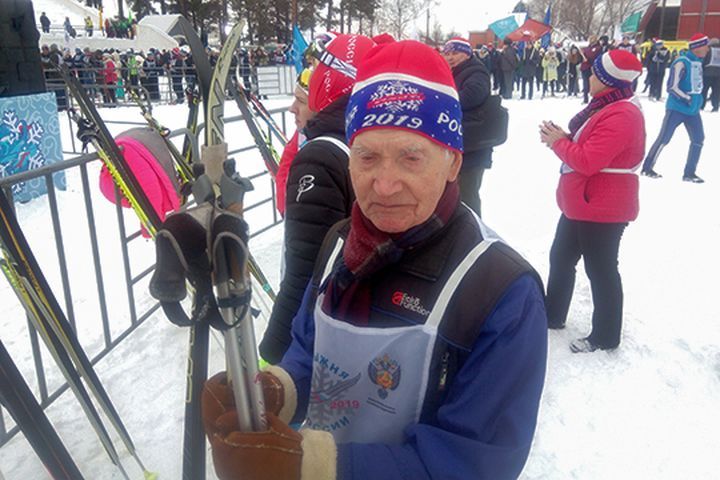 Najstarszy uczestnik rosyjskiego toru narciarskiego