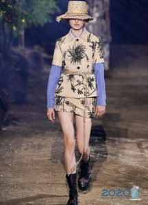 Muodikas Dior-puku shortseilla kevät-kesä 2020