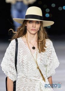 Модна шапка с широка периферия пролет-лято 2020