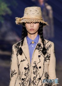 Cappello di paglia alla moda primavera-estate 2020