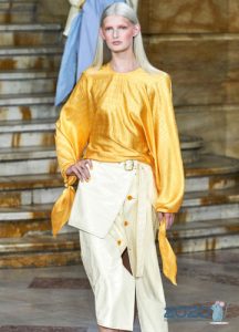 Brusa de color taronja a la moda primavera-estiu 2020