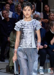Trendy zilveren blouse met ruches lente-zomer 2020