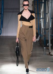 İlkbahar-Yaz 2020 için asimetrik modaya uygun pantolon