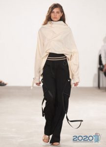 Pantaloni asimmetrici alla moda per la primavera e l'estate 2020