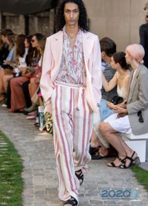 Modes bikses ar šķēlumiem 2020. gada pavasarī-vasarā