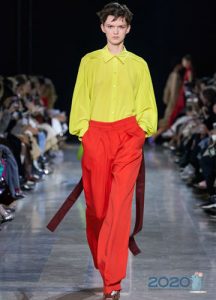 Modne pomarańczowe spodnie na wiosnę-lato 2020