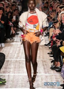 Fashionable orange denim shorts - spring 2020 trend