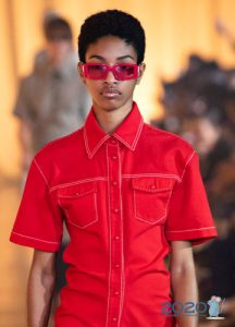Modeglas med en röd ram vår-sommaren 2020