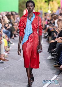 Abrigo rojo de moda primavera 2020