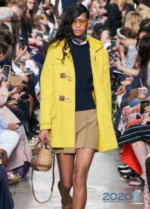 Cappotto giallo alla moda primavera 2020