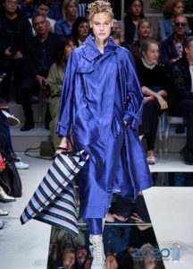 Cappotto blu alla moda primavera 2020