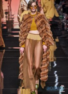 Fashionable coat spring 2020 with fur