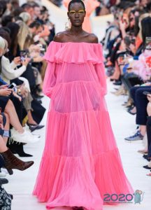 Läpinäkyvä vaaleanpunainen mekko kevät-kesä 2020
