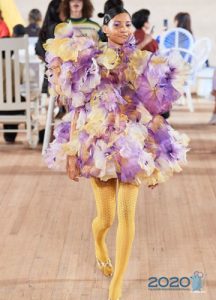 Krátké šaty s plnou sukní a objemnými květinami na jaře 2020