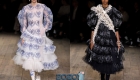 Modieuze jurk met een volumineuze rok en ruches seizoen lente-zomer 2020