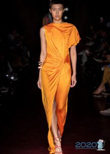 Asymmetrisk orange kjole forår-sommer 2020