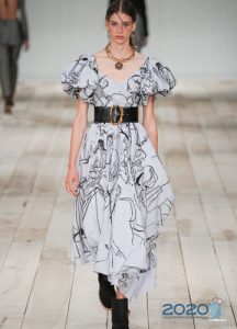 Gevoelige asymmetrische jurk lente-zomer 2020
