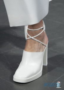 Бели обувки с квадратен пръст - тенденция на пролет 2020