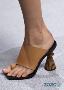 Sapatos de verão com design exclusivo no salto